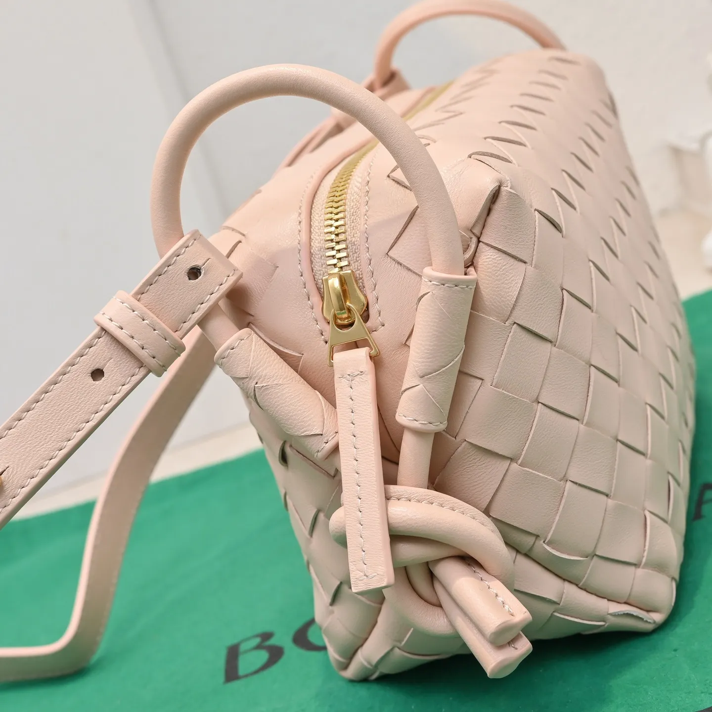 Batch 1360 BOTTEGA VENETA new loop is here! ! Many girls who like BV have owned the Loop bag. It has a simple appearance, classic weaving, and a compact and lightweight bag shape. This innovation continues the "camera bag" shape. Unlike the traditional Loop bag, which can only be worn as a crossbody bag, this innovation It can be carried by hand or cross-body, satisfying both the concave shape and daily needs. The oversized buckle can be folded and used as a handle. The sultry heat in summer ☀️ usually reduces people's desires. Having a lightweight bag will greatly enhance the happiness of traveling🫧 Style number: 6615 Size: 19*12*9cm